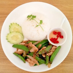 ผัดถั่วลันเตาราดข้าว