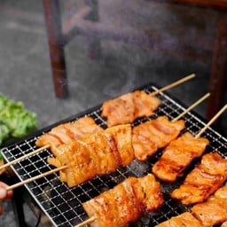 หมูปิ้งโบราณ ไก่ย่างแดง  เซเว่นหน้าหมู่บ้านลัลลี่วิลล์