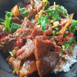 กะเพราเนื้อตุ๋นราดข้าว