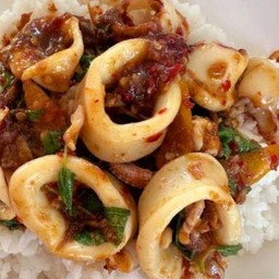 ข้าวกระเพราปลาหมึก