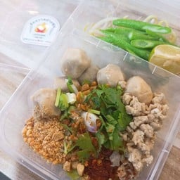 ก๋วยเตี๋ยวแห้งคลุกลูกชิ้นหมู