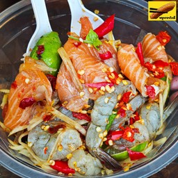 ส้มตำ แซลม่อน กุ้ง แถม ขนมจีน