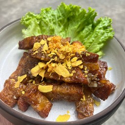 Crispy pork with garlic & pepper - หมูเจกระเทียมพริกไทย
