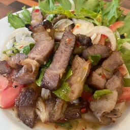 สันคอหมู อย่างดี ติดมันนิดๆ เมื่อนำมาย่าง ทำให้คงความฉ่ำของเนื้อหมูไว้ แล้วนำมายำ รสชาติครบรส ลงตัว