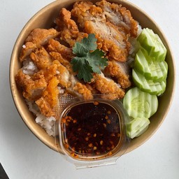 ข้าวไก่กรอบน้ำจิ้มแจ่ว