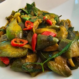 ผัดเครื่องแกงมะเขือยาว