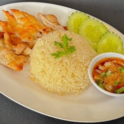 ข้าวมันไก่ย่าง (เนื้อสะโพก) คู่น้ำจิ้มแจ่ว