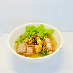 ก๋วยเตี๋ยวต้มยำหมูกรอบหมูแดง