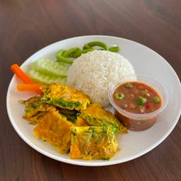 ข้าวไข่ชะอม+น้ำพริกกะปิ พร้อมผักสด