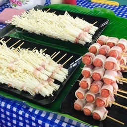 ใส้กรอกพันเบคอนตลาดทองคำ ตรงข้ามร้านขนมจีนสันป่าข่อย