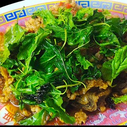 ไข่เยี่ยวม้าผัดกระเพรากรอบ