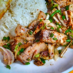 ข้าวน้ำตกหมูกรอบ