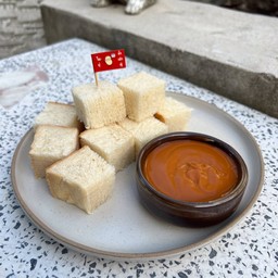 ขนมปังนึ่งซอสชาไทย