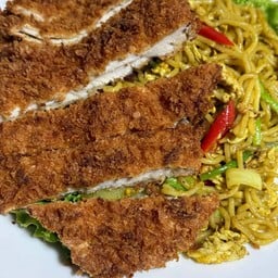 สปาเก็ตตี้ผัดผงกะหรี่ไก่ทอด