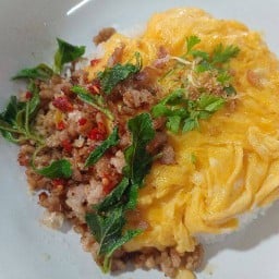 ข้าวไข่ข้น & กระเพรา & ยำแซบซี๊ด ครัวบ้านบุ๋ม