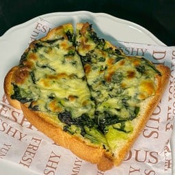 ขนมปังผักโขมอบชีส