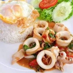 กะเพราปลาหมึกราดข้าว