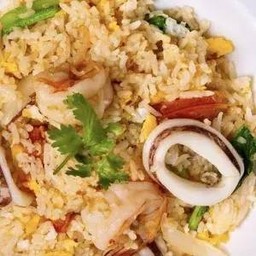 ข้าวผัดทะเล (ปู,กุ้ง,หมึก)