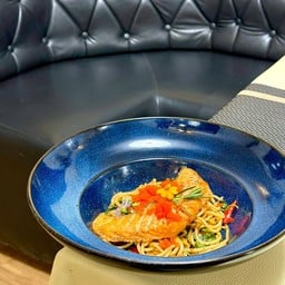 สปาเก็ตตี้ผัดพริกแห้งแซลมอนสเต็กไข่กุ้ง