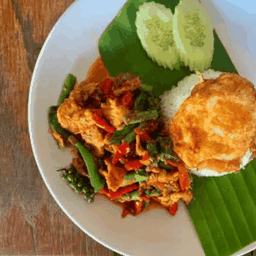 ข้าวราดผัดพริกแกงหมู/ไก่