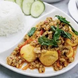 เต้าหู้ไข่ทรงเครื่องราดกะเพราหมูราดข้าว