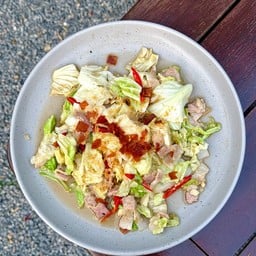 กะหล่ำปลีผัดน้ำปลาเบคอนกรอบ