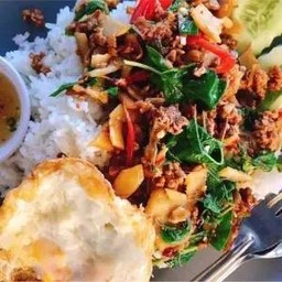 กะเพราเนื้อสับหน่อไม้ดองราดข้าว