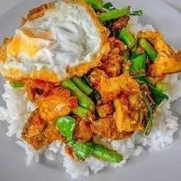 ข้าวราดผัดพริกแกงหมูกรอบ