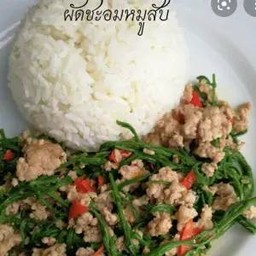 ข้าวราดผัดชะอมหมูสับพริกสด