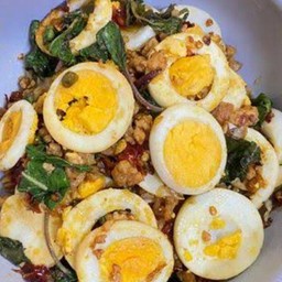 ข้าวหน้ากระเพราหมูสับใส่ไข่ต้ม