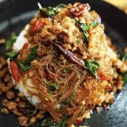 ข้าวราดวุ้นเส้นผัดกะเพราหมูสับ