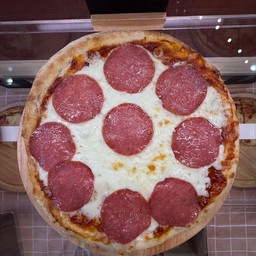 Salami pizza