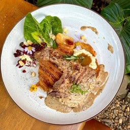 สเต็กหมูพอร์คช็อปซอสครีมทรัฟเฟิลครัวซองเนยสด