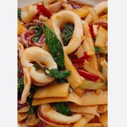 กะเพราปลาหมึกหน่อไม้ดอง