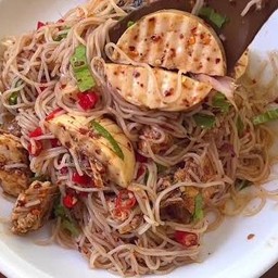 ยำขนมจีนไก่ยอ