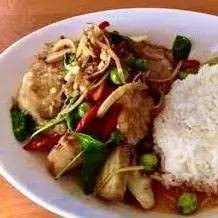 ข้าวราดผัดฉ่าปลากระพง