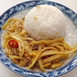 หน่อไม้ผัดไข่ราดข้าว