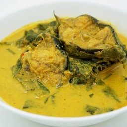 แกงกะทิปลาดุกใบยี่ร่า