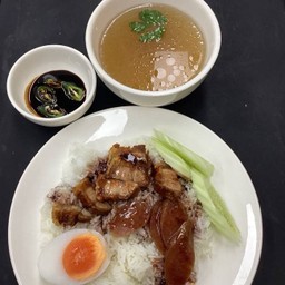 ข้าวหมูกรอบ Crispy pork with rice