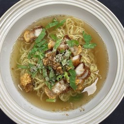 บะหมี่หมูกรอบ Crispy pork with noodles