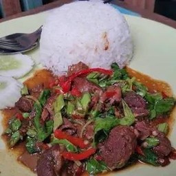 ข้าวราดกะเพราหมูตุ๋น