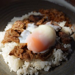 ข้าวหน้าเนื้อตุ๋น ไข่ออนเซ็น