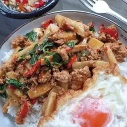 กะเพราเนื้อสับหน่อไม้เส้นราดข้าว