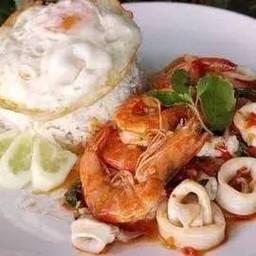 ผัดเผ็ดทะเลราดข้าว