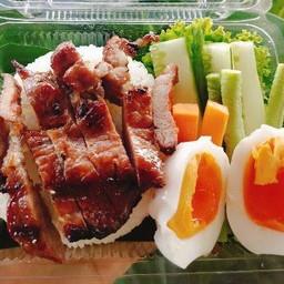 ข้าวสวยหมูย่างไข่ต้มเป็ดผักสด