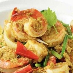 กุ้งผัดผงกระหรี่ราดข้าว