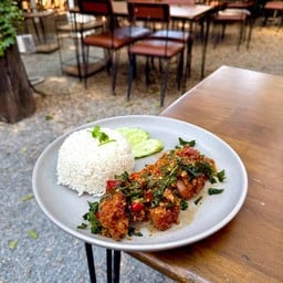 ข้าวไก่กรอบซอสกะเพราไข่เค็ม