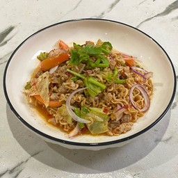 ยำมาม่าใส่หมูสับ