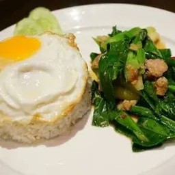 ข้าวราดคะน้าปลาเค็ม