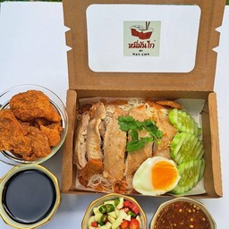 หมี่มันไก่+ไข่ต้มพร้อมหนังไก่ชิ้นเล็กกรอบหอมสมุนไพรน้ำจิ้มรสแซ่บ